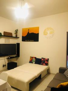 Habitación con cama y TV de pantalla plana. en Aconchego Carioca Ipanema Copacabana Rua da praia, en Río de Janeiro