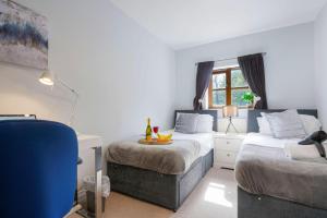 เตียงในห้องที่ Loughton House - Central Location - Free Parking, Private Garden, Super-Fast Wifi and Smart TVs by Yoko Property