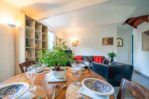une salle à manger avec une table, des chaises et une plante dans l'établissement Les Volets Bleus, à Rungis