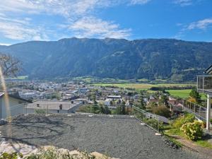 Blick auf eine Stadt mit Bergen im Hintergrund in der Unterkunft Ferienwohnung Pirker in Spittal an der Drau