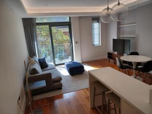uma sala de estar com um sofá e uma mesa em Grays Inn by Q Apartments em Londres