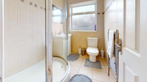 Charming 5-Bed House in Grays في غرايس ثوروك: حمام مع مرحاض ومغسلة