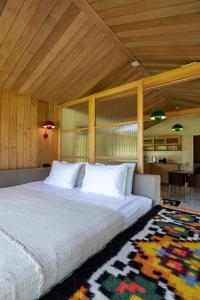 una camera con un grande letto e un tappeto di porichka a Korostov