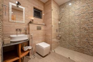 ein Bad mit einem Waschbecken, einem WC und einer Dusche in der Unterkunft LohonoStays Red Cottage at Zaznar in Srinagar
