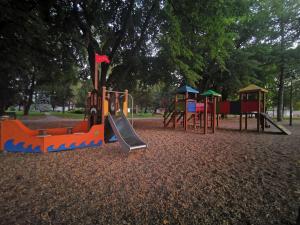 un parque infantil con tobogán en Dunav 009 en Veliko Gradište