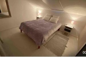 a small bedroom with a bed and two night stands at Zenhouse in São Martinho do Porto