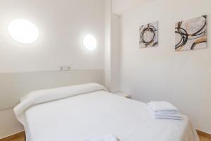 Postel nebo postele na pokoji v ubytování Entreplayas Benidorm