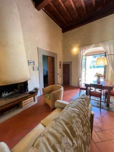 een woonkamer met een bank en een tafel bij Casa Aurora a Torregalli in Florence