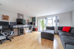 Zona d'estar a Quiet & Spacious 2BR Flat wGarden near Edmonton