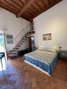 een slaapkamer met een bed en een wenteltrap bij Casa Aurora a Torregalli in Florence