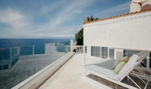 balcón con cama y vistas al océano en Villa Blanca, en Callao Salvaje