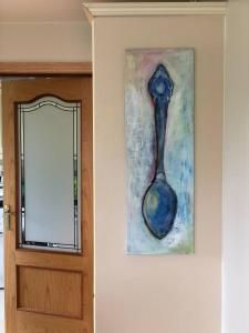 ein Bild eines Löffels, der an einer Wand neben einer Tür hängt in der Unterkunft Connemara. 3 Bedroom, 8 bed, Holiday home in Galway