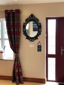 Zimmer mit Spiegel, Vorhang und Tür in der Unterkunft Connemara. 3 Bedroom, 8 bed, Holiday home in Galway