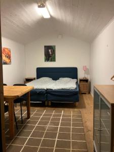 Low budget bungalows في Tyringe: غرفة نوم بسرير ازرق في غرفة