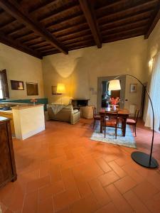 een woonkamer met een tafel en een bank bij Casa Aurora a Torregalli in Florence