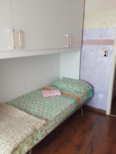 Dormitorio pequeño con cama con edredón verde en Appartamento Luxury vista mare per 6 persone a Marina Julia, en Marina Julia