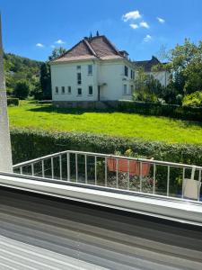 - Balcón con vistas a una casa en 2 P. Appartement am Kurpark, en Bad Driburg