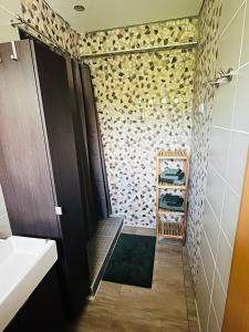 baño con ducha a ras de suelo junto a un lavabo en 2 P. Appartement am Kurpark, en Bad Driburg