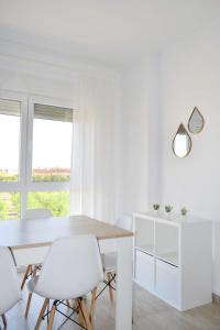 un comedor blanco con mesa y sillas blancas en Duplex con gran terraza en Càlig, en Cálig