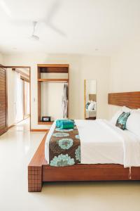 a bedroom with a large bed and a large mirror at Taj Maza Sunset Villas in Gili Trawangan