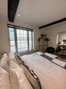 een groot wit bed in een kamer met een groot raam bij 73B Weavers House - Mountergate in Norwich