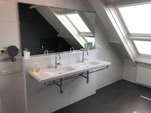Fotografie z fotogalerie ubytování Luxe woonboerderij in de natuur. v destinaci Nieuwkoop