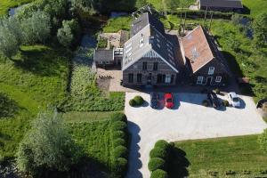 - une vue aérienne sur une grande maison avec une cour dans l'établissement Luxe woonboerderij in de natuur., à Nieuwkoop