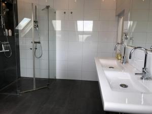 Fotografie z fotogalerie ubytování Luxe woonboerderij in de natuur. v destinaci Nieuwkoop