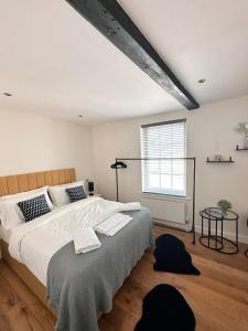 Un dormitorio con una gran cama blanca y una ventana en 73B Weavers House - Mountergate en Norwich