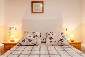 una camera da letto con un letto con due cuscini di Bungalow 145 a Santa Pola