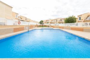 una grande piscina blu in un complesso di appartamenti di Bungalow 145 a Santa Pola