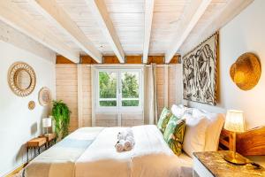 ein Schlafzimmer mit einem großen Bett und einem Fenster in der Unterkunft Double Appartements 2&3 210 sqm up to 18 guests, Villa des Ammonites in Meudon