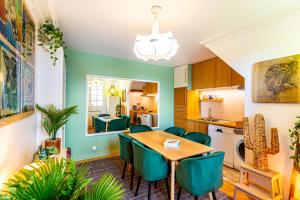 eine Küche und ein Esszimmer mit einem Tisch und Stühlen in der Unterkunft Double Appartements 2&3 210 sqm up to 18 guests, Villa des Ammonites in Meudon
