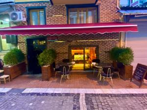 un ristorante con tavoli e sedie di fronte a un edificio di GOLDEN ARROW OLD CİTY HOTEL a Istanbul