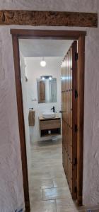 een badkamer met een wastafel en een toilet in een kamer bij Casa Rural Vata 1 y 2 Pampaneira Alpujarra in Pampaneira
