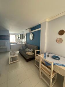 een woonkamer met een bank en een tafel bij Dulzura con vistas al mar in Puerto