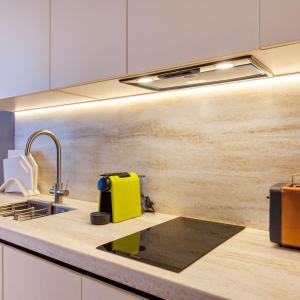 una cocina con fregadero y un altavoz en SeaBreeze Lighthouse 114, en Baku 4 fotos más