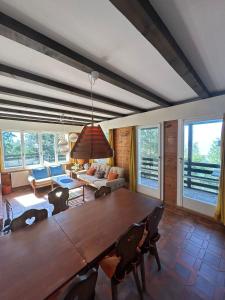 uma sala de estar com uma grande mesa de madeira e cadeiras em Tschoueilles 5 MOUNTAIN & QUIET chalet 10 pers em Veysonnaz