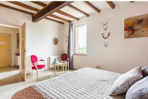 a bedroom with a bed and a table and chairs at Escapade dans la campagne toulousaine in Beaumont-sur-Lèze