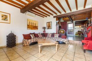 a living room with a couch and a table at Escapade dans la campagne toulousaine in Beaumont-sur-Lèze
