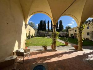 een patio met uitzicht op een tuin bij Casa Aurora a Torregalli in Florence