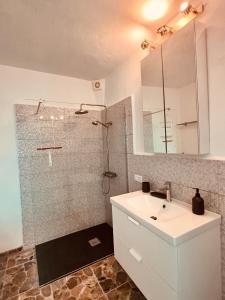 een badkamer met een witte wastafel en een douche bij Casa Turquesa en Tazacorte in Tazacorte