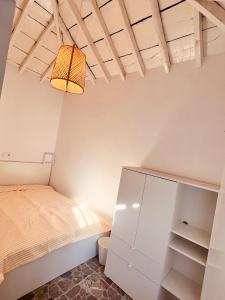 een kleine slaapkamer met een bed en een licht bij Casa Turquesa en Tazacorte in Tazacorte