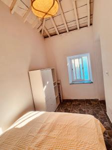 een slaapkamer met een bed en een raam bij Casa Turquesa en Tazacorte in Tazacorte