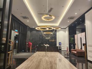 vestíbulo con mesa y lámpara de araña en Chambers Suites KL BY Fortune en Kuala Lumpur