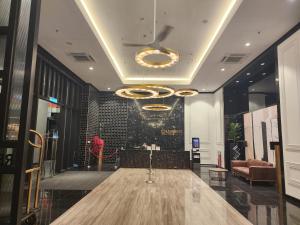 een lobby met een tafel en een kroonluchter bij Chambers Suites KL BY Fortune in Kuala Lumpur +82 foto's