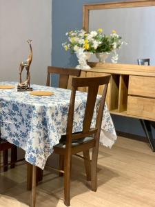 mesa de comedor con mantel azul y blanco en Theresa's Homestay, en Tawau