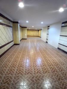 una stanza vuota con pavimento piastrellato in un edificio di وحدة الأنس 3 a Medina