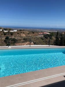 uma piscina azul com vista para o oceano em Casa Miramar, with private pool, jacuzzi and stunning views em Bédar