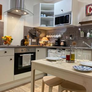 una cocina con una mesa con copas de vino. en Fantastic Ground Floor Apartment Opposite Thermes, en Luchon